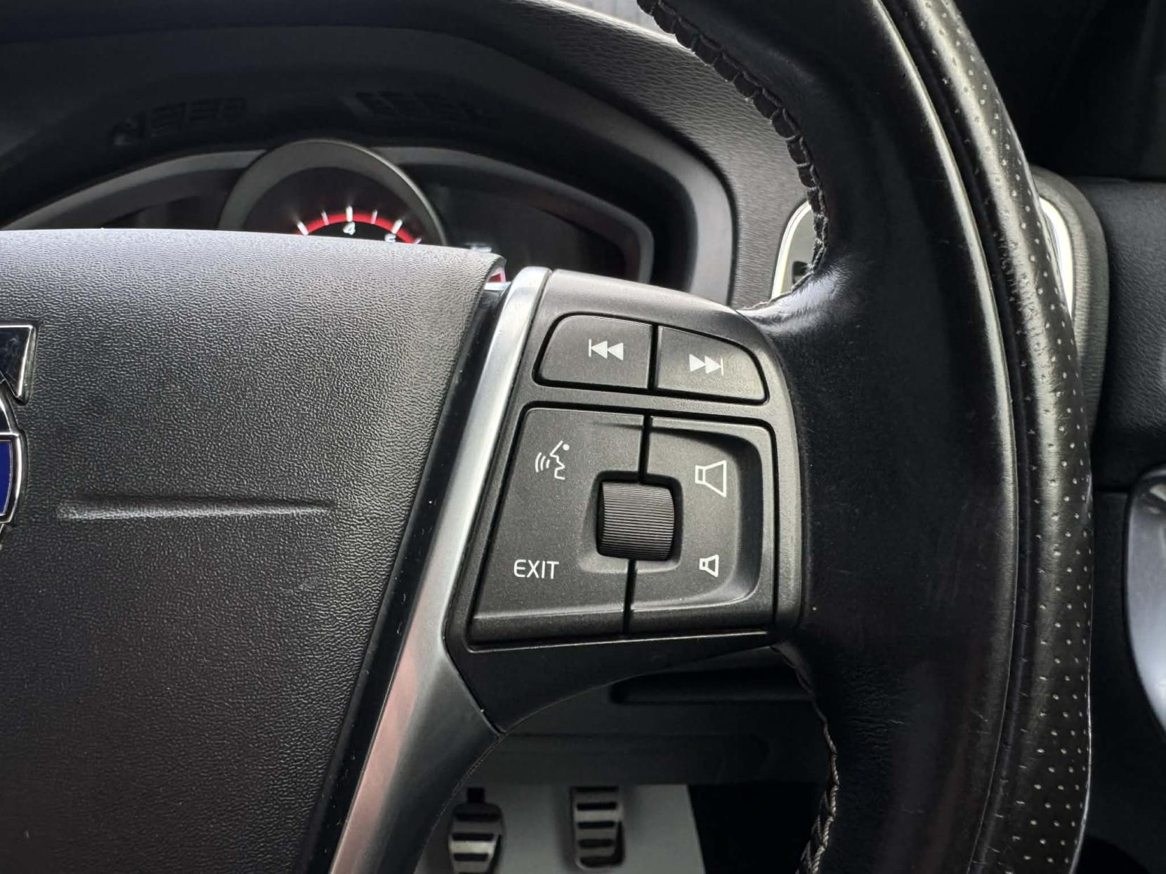 Volvo V40 2.0 T2 R-Design Nav Hatchback 5dr Petrol Manual Euro 6 (s/s) (122 ps)