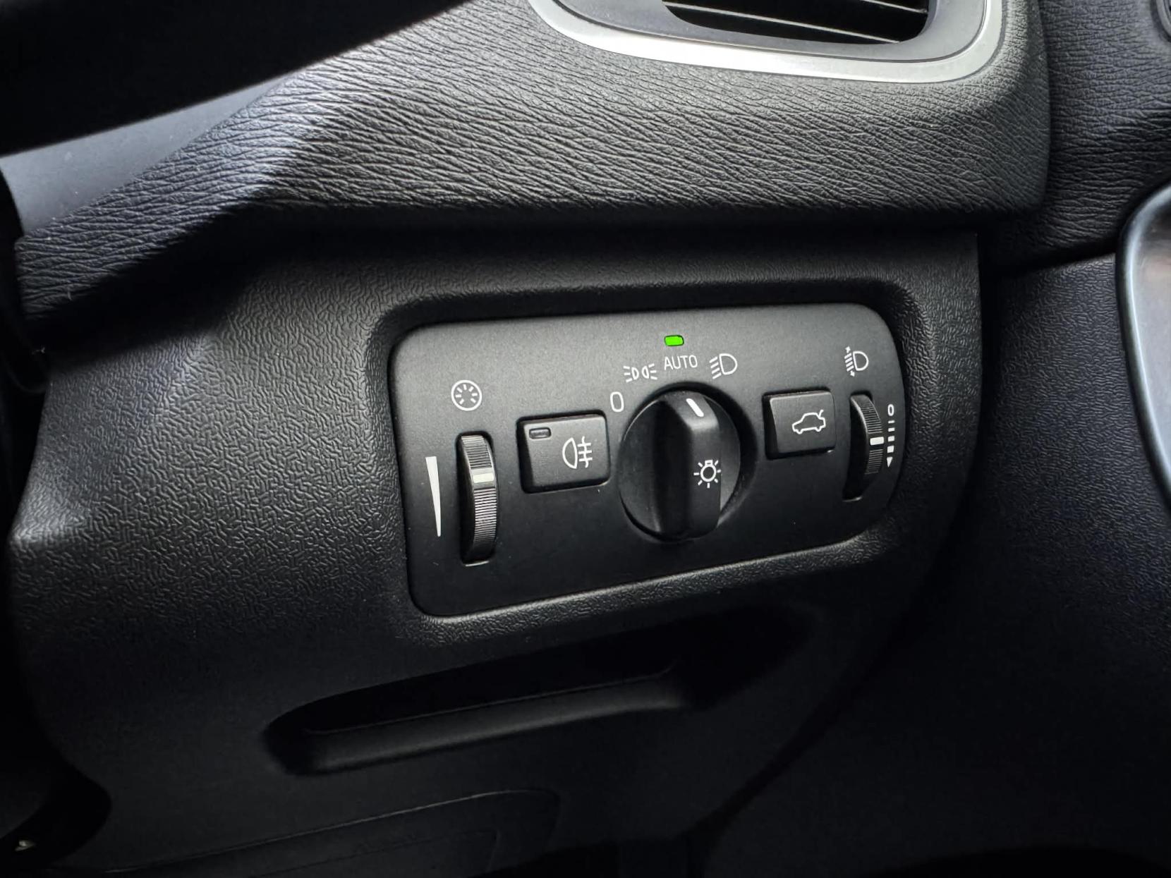 Volvo V40 2.0 T2 R-Design Nav Hatchback 5dr Petrol Manual Euro 6 (s/s) (122 ps)