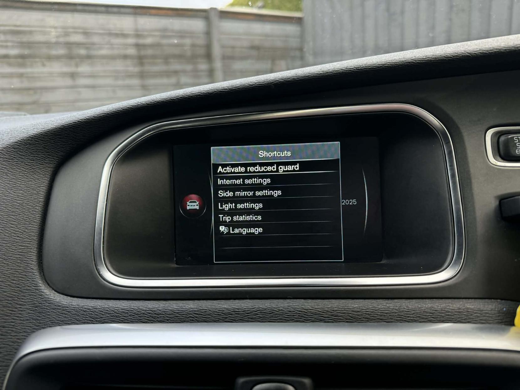 Volvo V40 2.0 T2 R-Design Nav Hatchback 5dr Petrol Manual Euro 6 (s/s) (122 ps)