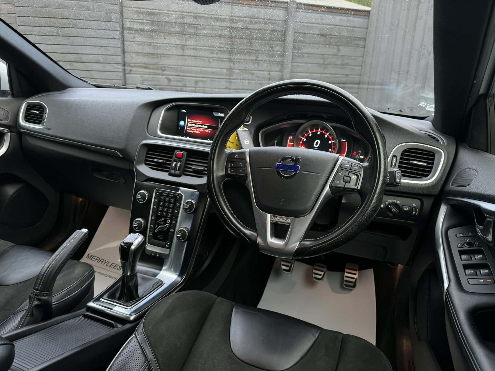 Volvo V40 2.0 T2 R-Design Nav Hatchback 5dr Petrol Manual Euro 6 (s/s) (122 ps)