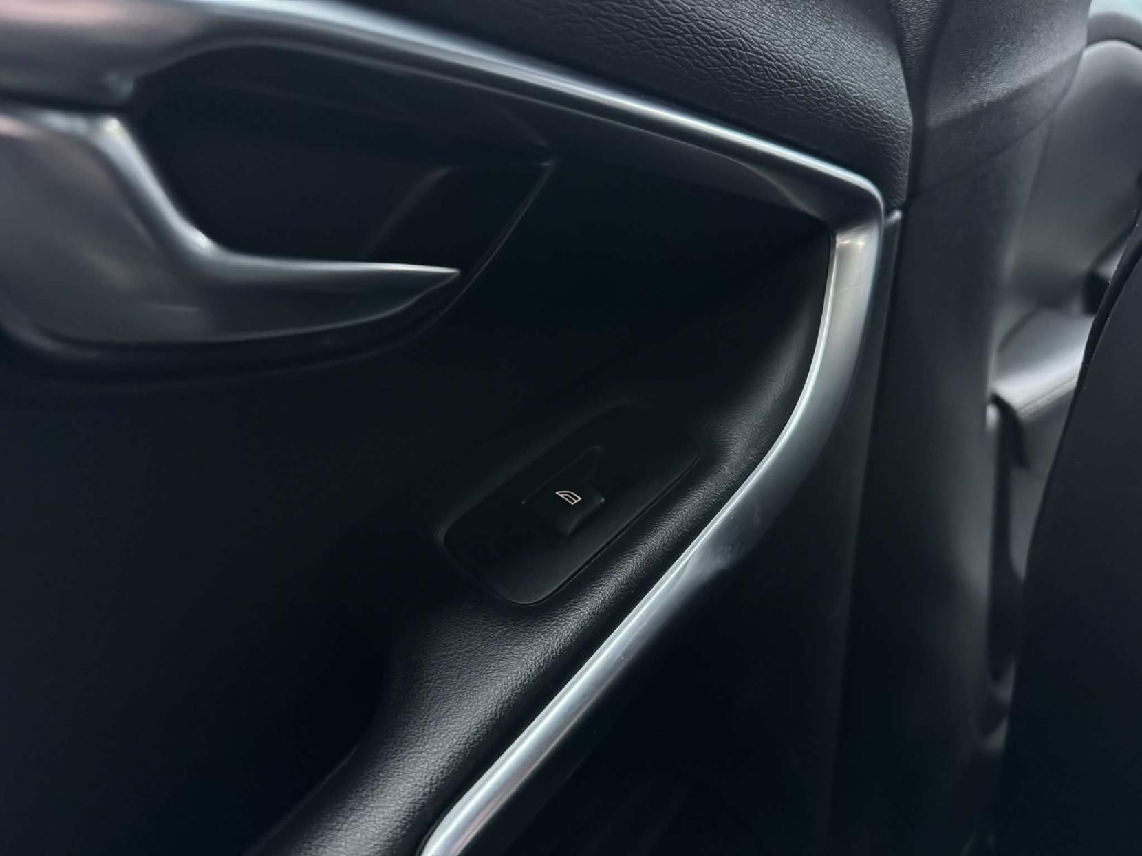 Volvo V40 2.0 T2 R-Design Nav Hatchback 5dr Petrol Manual Euro 6 (s/s) (122 ps)