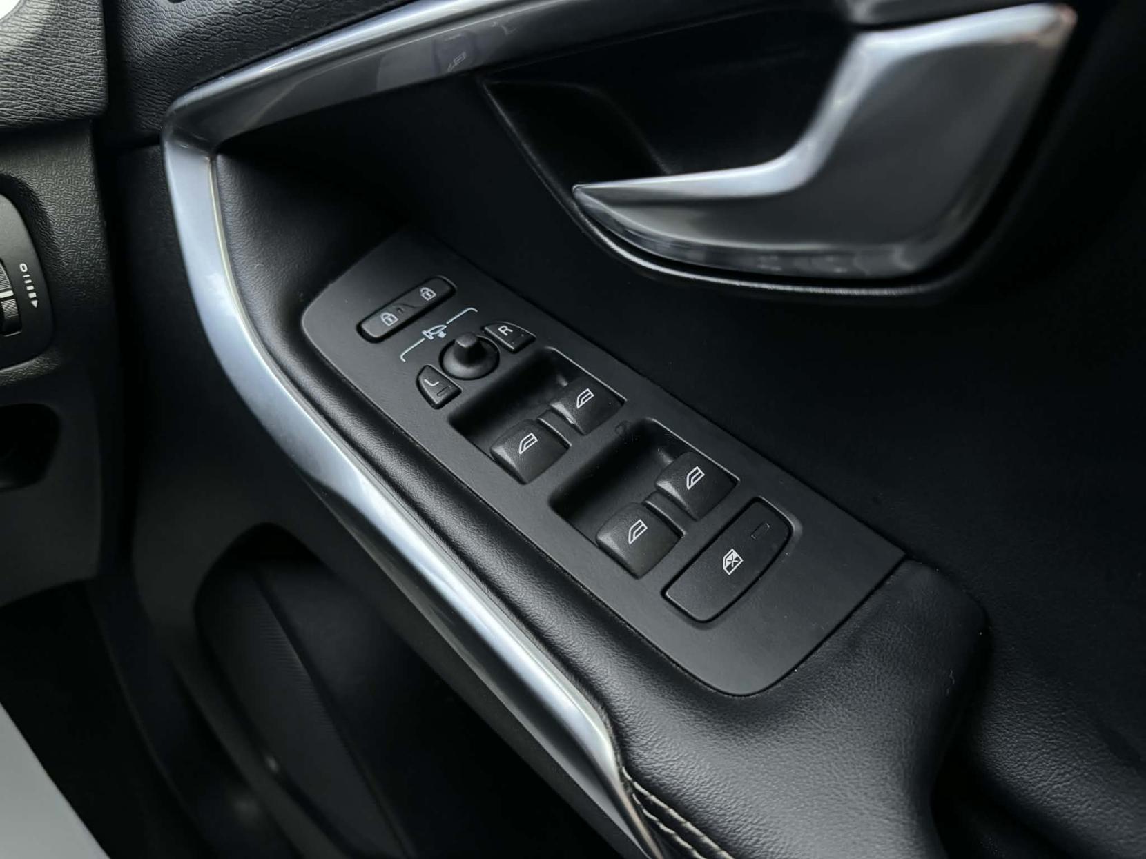 Volvo V40 2.0 T2 R-Design Nav Hatchback 5dr Petrol Manual Euro 6 (s/s) (122 ps)