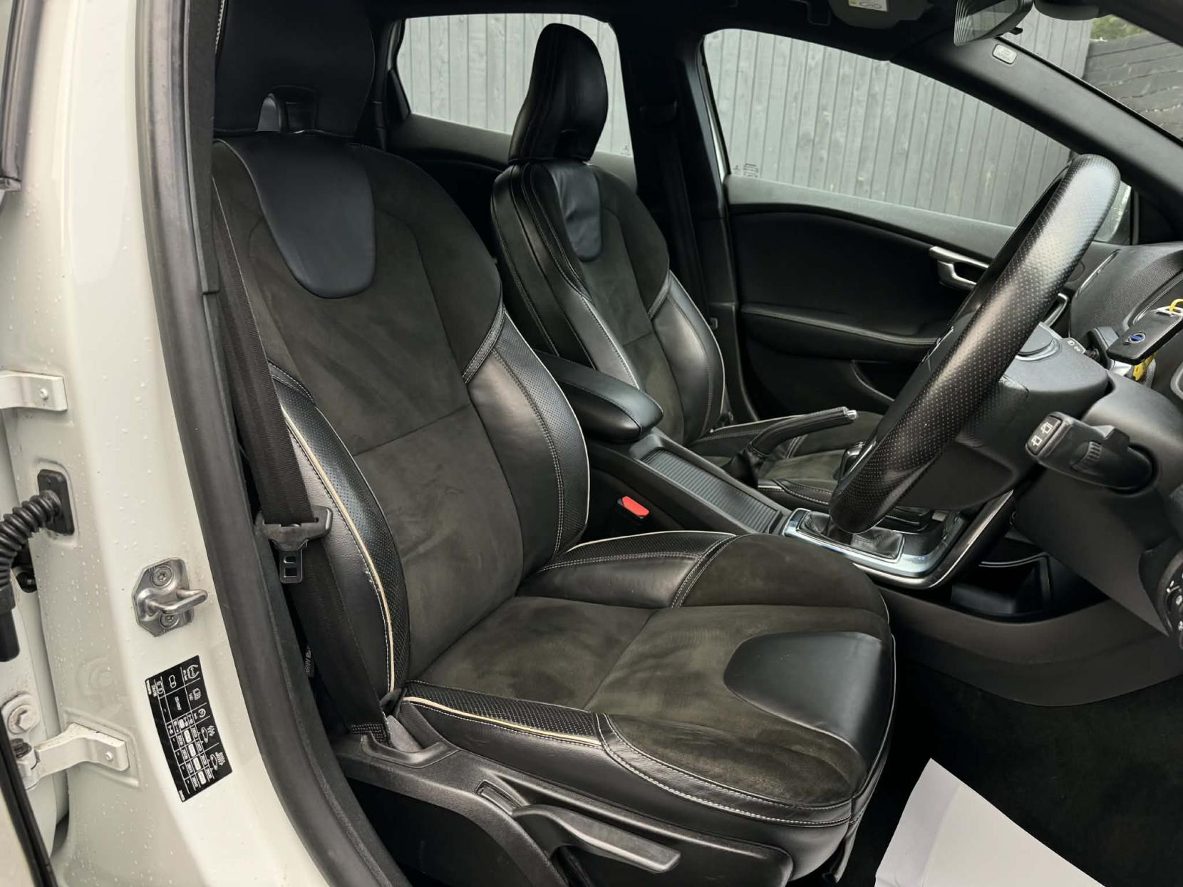 Volvo V40 2.0 T2 R-Design Nav Hatchback 5dr Petrol Manual Euro 6 (s/s) (122 ps)