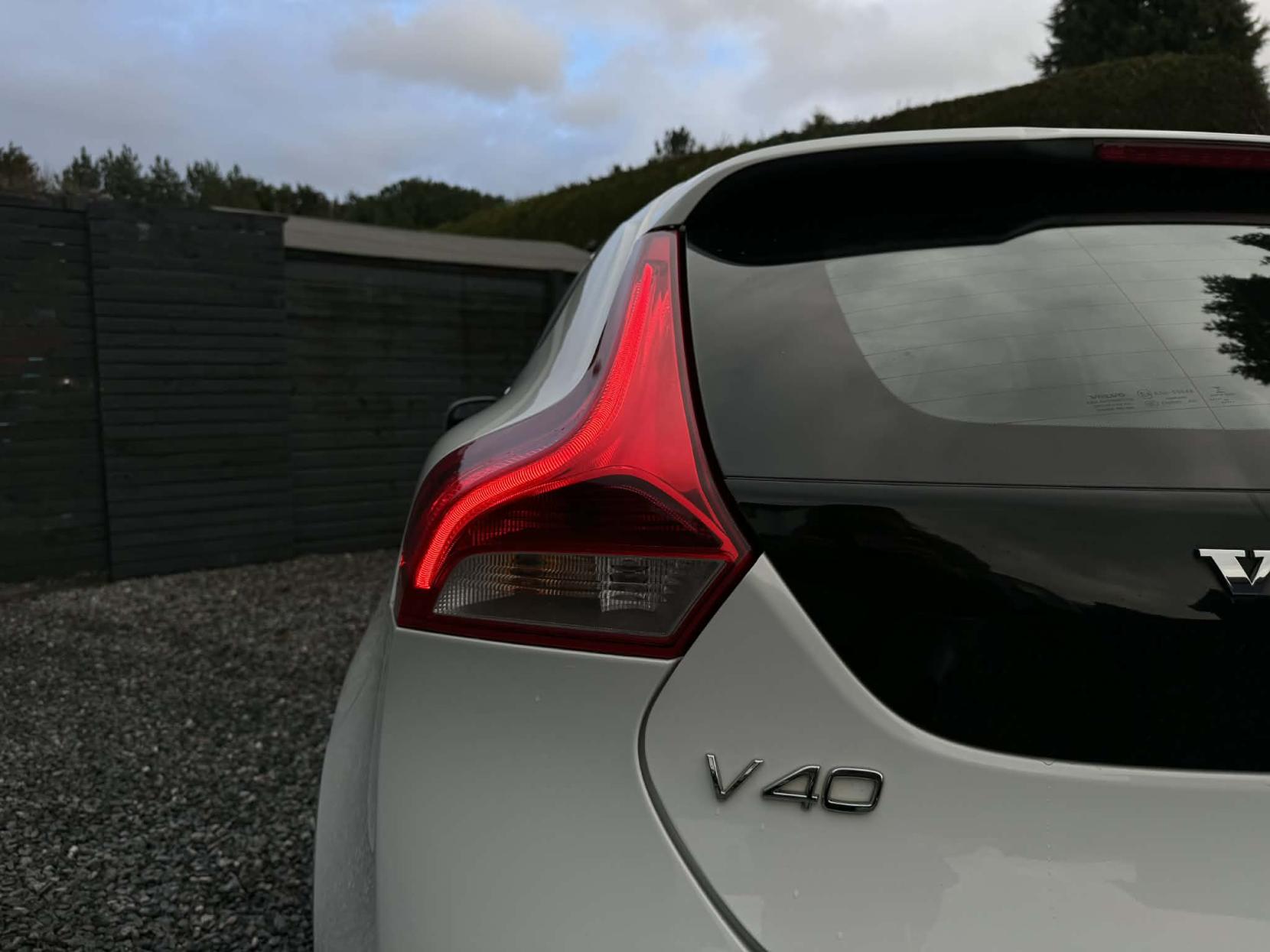 Volvo V40 2.0 T2 R-Design Nav Hatchback 5dr Petrol Manual Euro 6 (s/s) (122 ps)