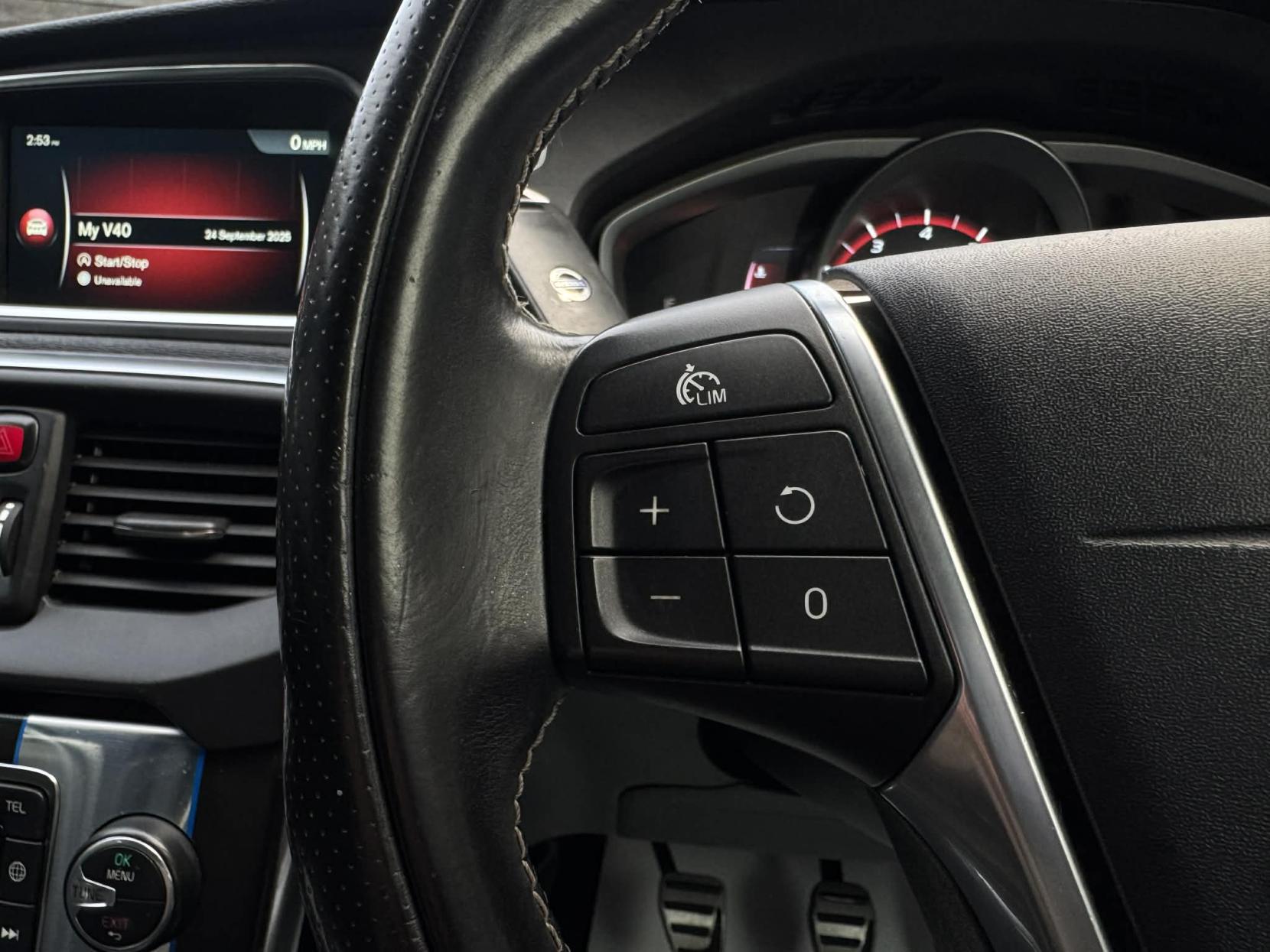 Volvo V40 2.0 T2 R-Design Nav Hatchback 5dr Petrol Manual Euro 6 (s/s) (122 ps)