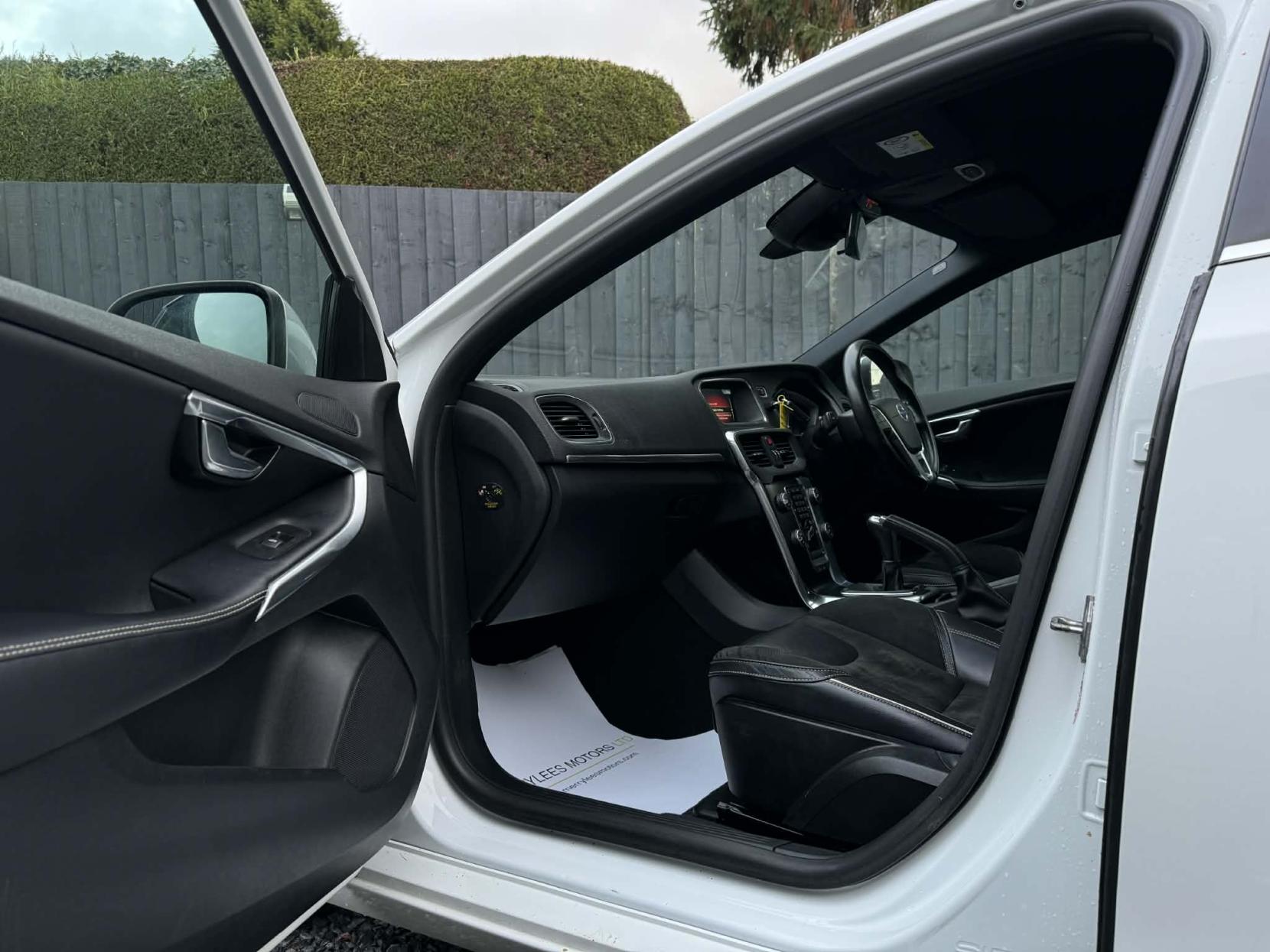 Volvo V40 2.0 T2 R-Design Nav Hatchback 5dr Petrol Manual Euro 6 (s/s) (122 ps)