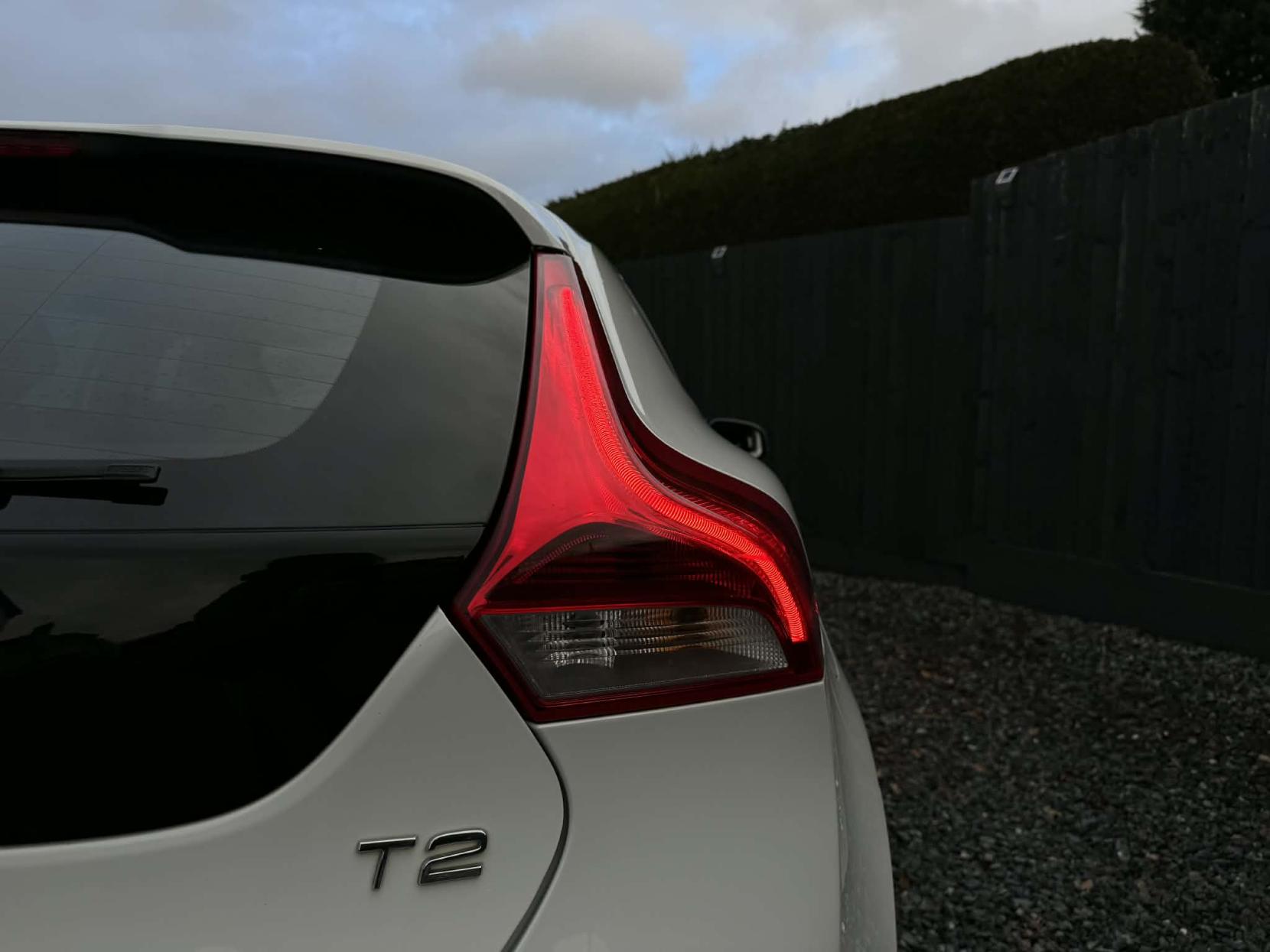 Volvo V40 2.0 T2 R-Design Nav Hatchback 5dr Petrol Manual Euro 6 (s/s) (122 ps)