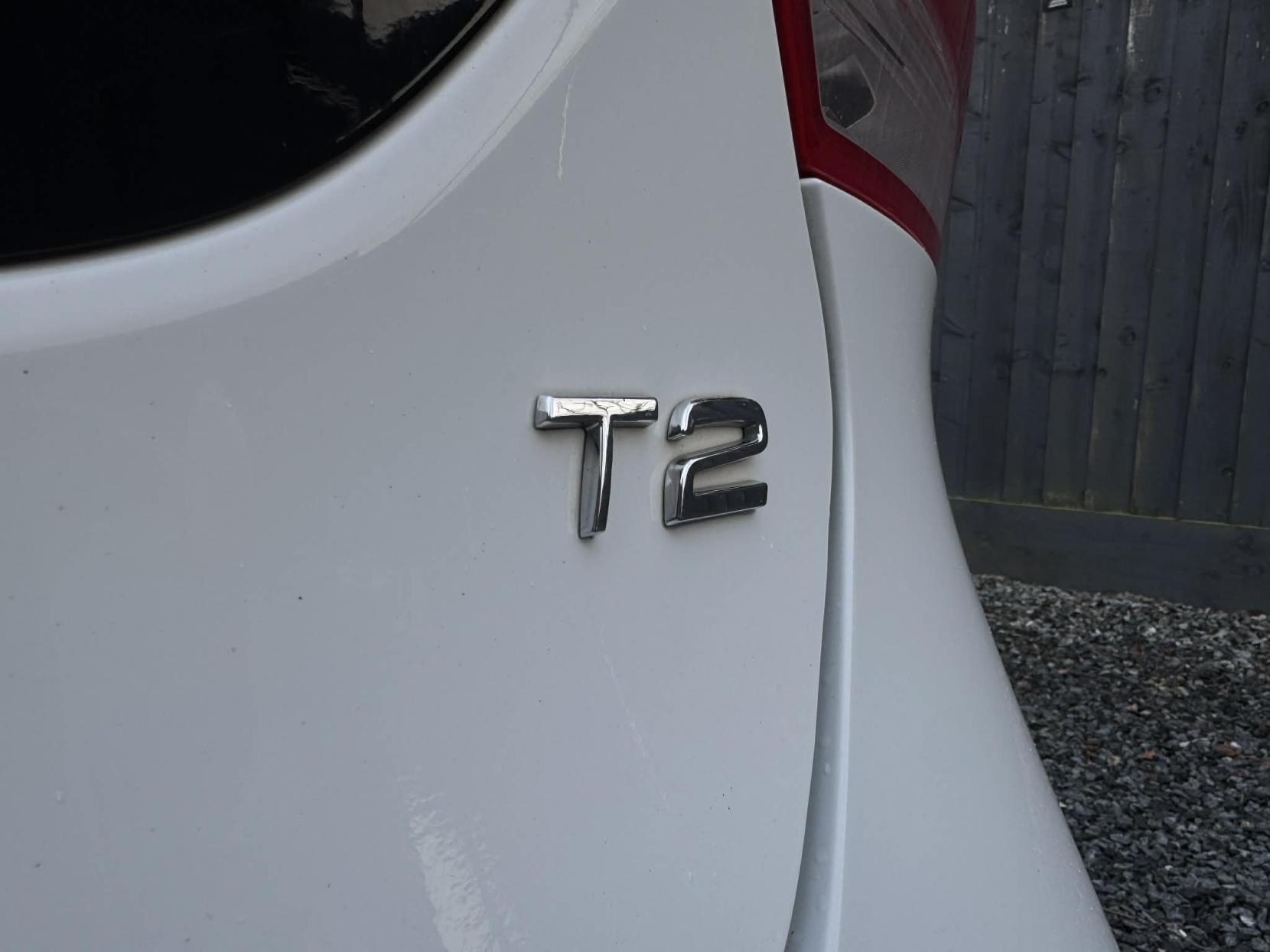 Volvo V40 2.0 T2 R-Design Nav Hatchback 5dr Petrol Manual Euro 6 (s/s) (122 ps)