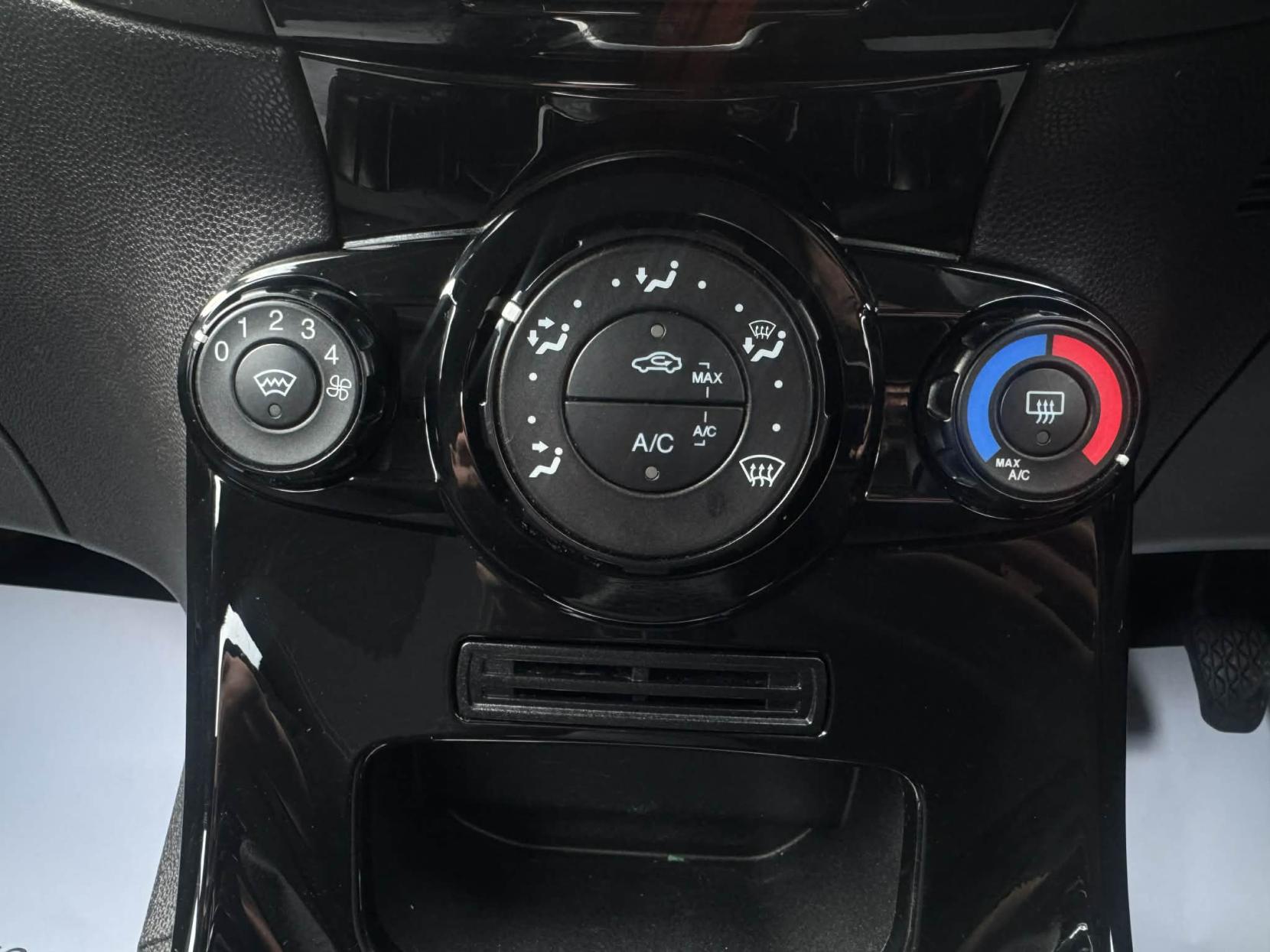 Ford Fiesta 1.25 Zetec Hatchback 5dr Petrol Manual Euro 5 (82 ps)